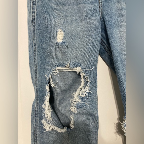 Hollister Ultra High-Rise Mom Jean 0S W24 L25 - Picture 5 of 10